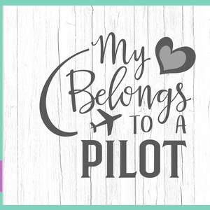 Aviator SVG-bestand voor Cricut-uitspraken Mijn hart behoort toe aan een piloot vliegtuigkapitein vrouw Verloofde Quote Teken Tee Mug Tumbler Word Silhouette Cut