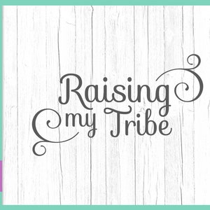 Vida de mamá Archivo SVG para refranes de Cricut Raising My Tribe SVG Cita familiar Mamá Vida Palabra Carta Padre Signo Corte Impresión Camiseta Madre Mamá Silueta