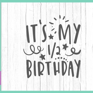 Baby Milestone SVG File per Cricut Proverbi È il mio 1/2 compleanno 0,5 anni Invito Outfit Segno Citazione Parola Lettera Tagliato Tee Silhouette