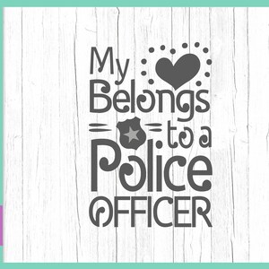 Politieagent SVG-bestand voor Cricut-uitspraken Mijn hart behoort toe aan een politieagent Vrouw Agent Verloofde Citaten Tekens Tee Mug Tumbler Woordsilhouet Gesneden
