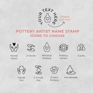 Può includere: Grafica con un design a timbro circolare con il testo "Your Text Here" e "Pottery Artist Name Stamp". Sotto ci sono icone tra cui scegliere, tra cui mani con un cuore, ceramiche e una ruota da vasaio. È presente anche il testo "Choose your icon".