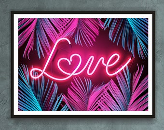 Op de afbeelding: Een ingelijst print met een neonroze "LOVE"-bord omringd door roze en blauwe palmbladeren.