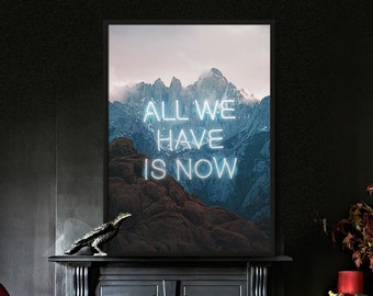 Neon Mountain Art Print – Plakat z neonową typografią „All We Have Is Now”, abstrakcyjny cytat motywacyjny