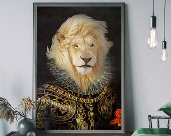 Puede incluir: Un león blanco con un traje dorado y negro adornado con una faja roja. El león mira directamente al espectador.