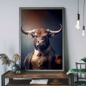 Puede incluir: Una pintura de un toro marrón que lleva un traje azul y dorado. El toro tiene un anillo en la nariz y mira directamente al espectador.