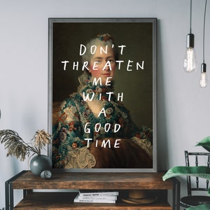 Può includere: Un ritratto vintage di una donna con un copricapo floreale e una citazione sovrapposta all'immagine che recita "Non minacciarmi con un bel momento."