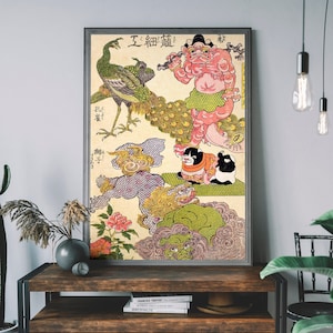 Op de afbeelding: Een vintage Japanse houtsnede die een kleurrijke sc&egrave;ne afbeeldt met een pauw, een demonische figuur en andere mythische wezens. De print is getiteld "工 経 菩薩" in Japanse karakters.