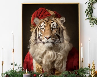 Puede incluir: Un tigre con un gorro de Papá Noel rojo y dorado y una túnica roja con ribetes dorados. El tigre mira directamente al espectador. La imagen está enmarcada en oro.