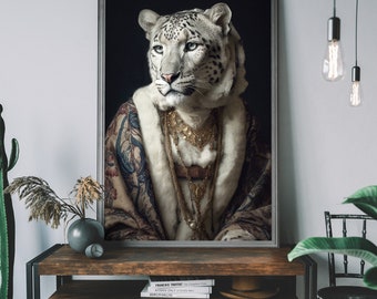 Puede incluir: Una impresión enmarcada de un leopardo de las nieves blanco y gris que lleva un collar de oro y una túnica estampada. El leopardo mira hacia la izquierda del marco.