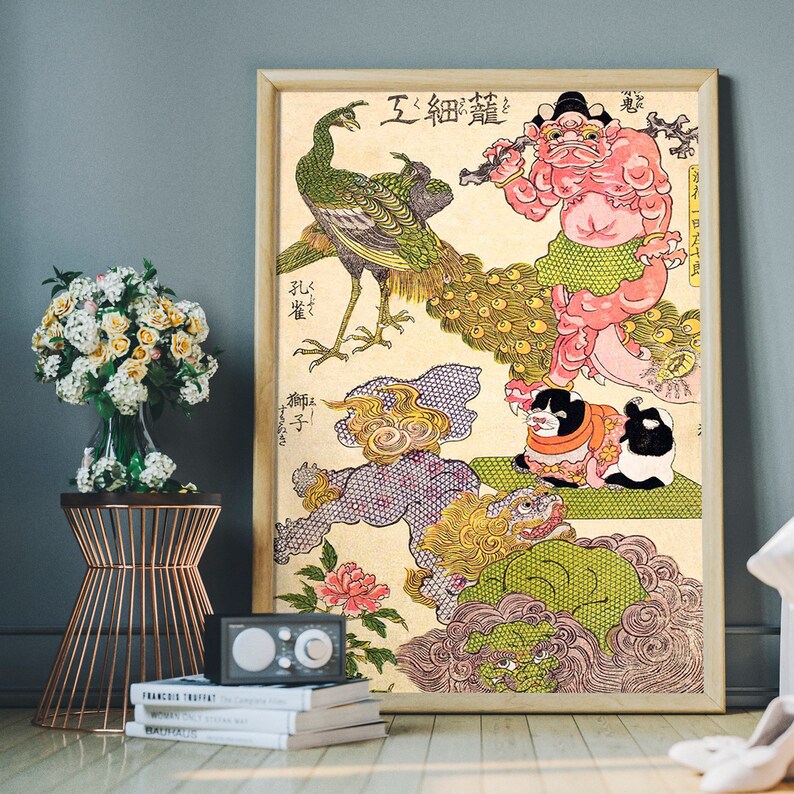 Op de afbeelding: Een vintage Japanse houtsnede met een kleurrijke sc&egrave;ne met een roze demon, een pauw en drie mythische wezens. De prent is getiteld "五輪鏡" in Japanse karakters.
