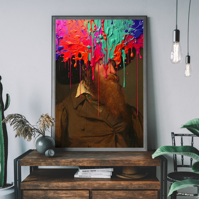 Puede incluir: Una pintura de un hombre con barba, que lleva un abrigo marr&oacute;n. Salpicaduras de pintura de colores caen desde arriba, cubriendo la cabeza y los hombros del hombre.