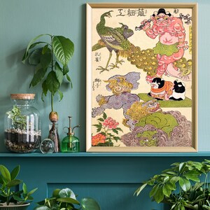 Op de afbeelding: Een vintage Japanse houtsnede die een kleurrijke sc&egrave;ne met een pauw, een mythisch wezen en een kat afbeeldt. De print is ingelijst in een gouden lijst en heeft de tekst "五鈷鈴" in de rechterbovenhoek.