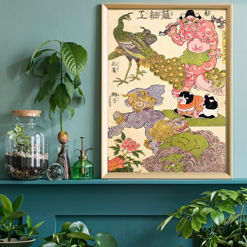 Op de afbeelding: Een vintage Japanse houtsnede die een kleurrijke sc&egrave;ne met een pauw, een mythisch wezen en een kat afbeeldt. De print is ingelijst in een gouden lijst en heeft de tekst "五鈷鈴" in de rechterbovenhoek.
