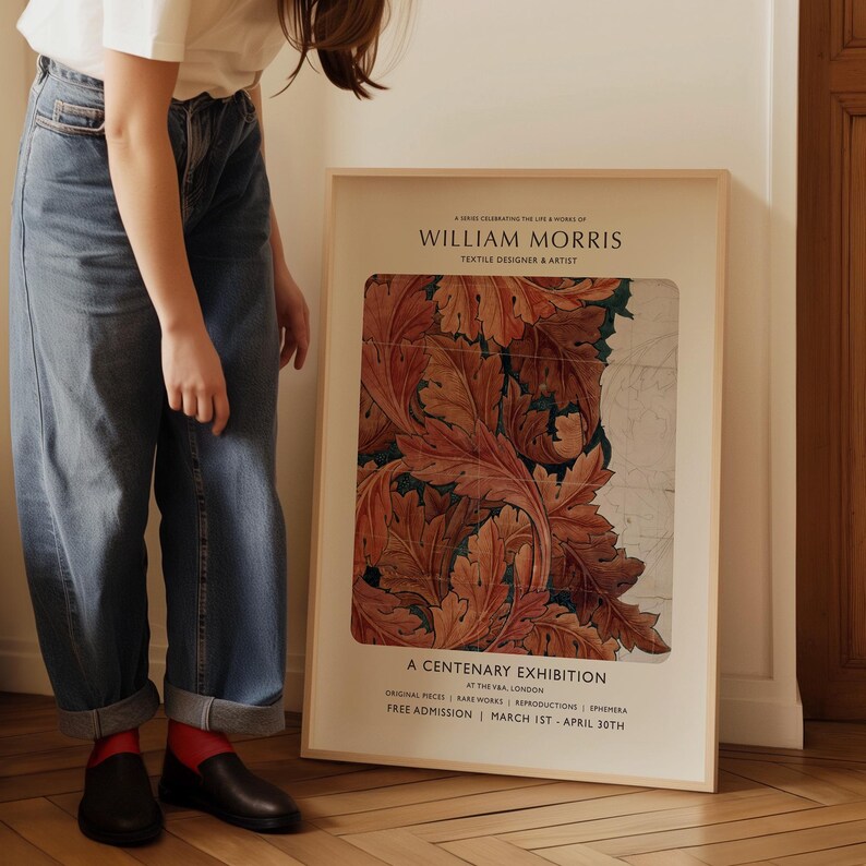 Puede incluir: Un p&oacute;ster enmarcado que anuncia una exposici&oacute;n centenaria de la obra de William Morris, dise&ntilde;ador textil y artista. El p&oacute;ster presenta un dise&ntilde;o floral estilizado en tonos naranja y marr&oacute;n. El texto del p&oacute;ster dice "A Centenary Exhibition at the V&A London. Original Pieces | Rare Works | Reproductions | Ephemera. Free Admission | March 1st - April 30th."