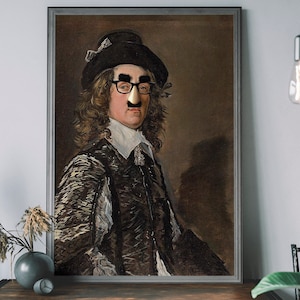 Puede incluir: Una pintura de un hombre con un sombrero negro, gafas y una nariz postiza. Lleva una chaqueta de color marrón y dorado con estampado y una camisa blanca con cuello de encaje.