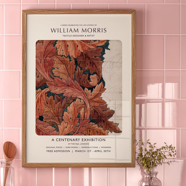 Puede incluir: Un p&oacute;ster que anuncia una exposici&oacute;n centenaria de la obra de William Morris, dise&ntilde;ador textil y artista. El p&oacute;ster presenta una imagen estilizada de hojas en tonos naranja, rojo y verde. El texto del p&oacute;ster dice "A Centenary Exhibition at the V&A, London. Original Pieces | Rare Works | Reproductions | Ephemera. Free Admission | March 1st - April 30th."