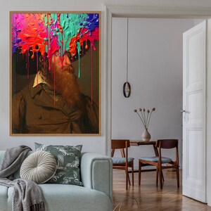 Puede incluir: Una pintura de un hombre con una larga barba, que lleva un abrigo marr&oacute;n. Salpicaduras de pintura de colores caen de arriba de su cabeza.