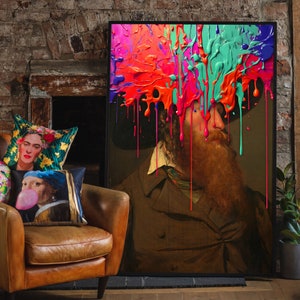 Puede incluir: Una pintura de un hombre con una larga barba, que lleva un abrigo marr&oacute;n. Salpicaduras de pintura de colores caen desde arriba, cubriendo la cabeza y los hombros del hombre.
