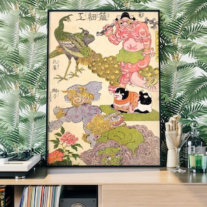 Op de afbeelding: Een vintage Japanse houtsnede met een kleurrijke illustratie van een pauw, een roze demon, een kat en twee mythische wezens. De print is getiteld "五輪宝蔵" in Japanse karakters.
