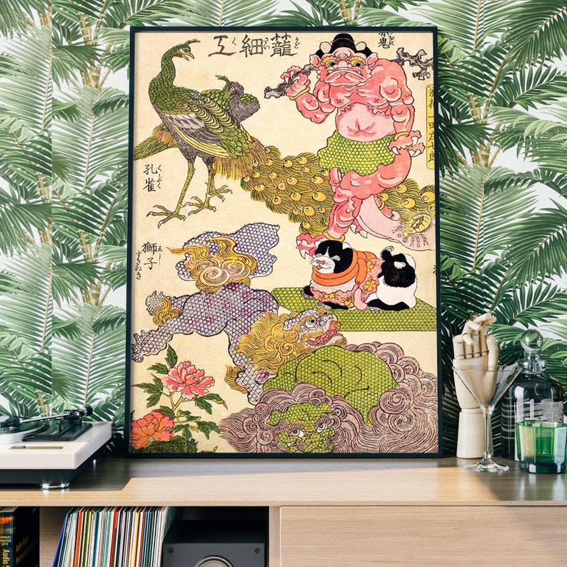 Op de afbeelding: Een vintage Japanse houtsnede met een kleurrijke illustratie van een pauw, een roze demon, een kat en twee mythische wezens. De print is getiteld "五輪宝蔵" in Japanse karakters.