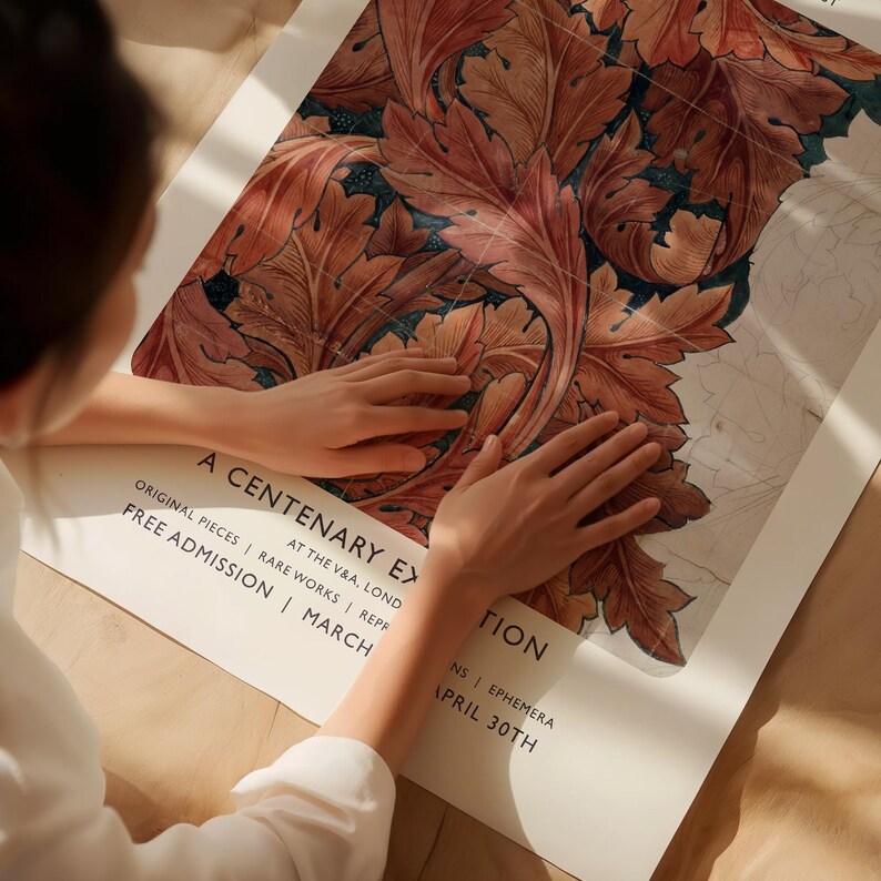 Puede incluir: Un p&oacute;ster blanco que anuncia una exposici&oacute;n centenaria en el Victoria and Albert Museum de Londres. El p&oacute;ster presenta un primer plano de un dise&ntilde;o floral colorido y el texto "Entrada gratuita | Marzo".