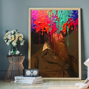 Puede incluir: Una pintura enmarcada de un hombre con barba, que lleva un abrigo marr&oacute;n y un sombrero. Salpicaduras de pintura de colores gotean desde la parte superior del marco, cubriendo la cabeza del hombre.