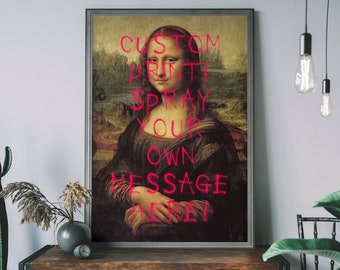 Puede incluir: Impresión enmarcada de la Mona Lisa con texto de grafiti rosa neón que dice "CUSTOM PRINT! SPRAY YOUR OWN MESSAGE HERE!". La obra de arte presenta el icónico retrato con un marco gris oscuro, exhibido en una habitación con decoración moderna.