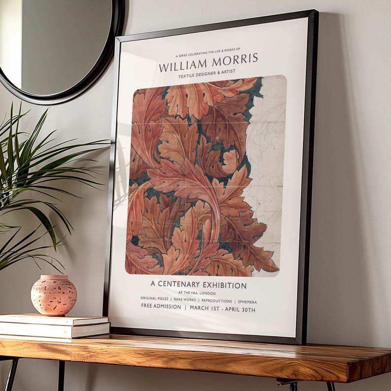 Puede incluir: Un p&oacute;ster enmarcado que anuncia una exposici&oacute;n centenaria que celebra la vida y obra de William Morris, dise&ntilde;ador textil y artista. El p&oacute;ster presenta una ilustraci&oacute;n detallada de un patr&oacute;n de hojas en tonos rojos, naranjas y verdes. El texto del p&oacute;ster dice "A Centenary Exhibition at the V&A, London. Original Pieces | Rare Works | Reproductions | Ephemera. Free Admission | March 1st - April 30th."