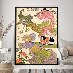 Op de afbeelding: Een vintage Japanse houtsnede die een kleurrijke sc&egrave;ne afbeeldt met een pauw, een roze demon, een zwart-witte hond en twee leeuwachtige wezens. De print is getiteld "工細繪" in Japanse karakters.