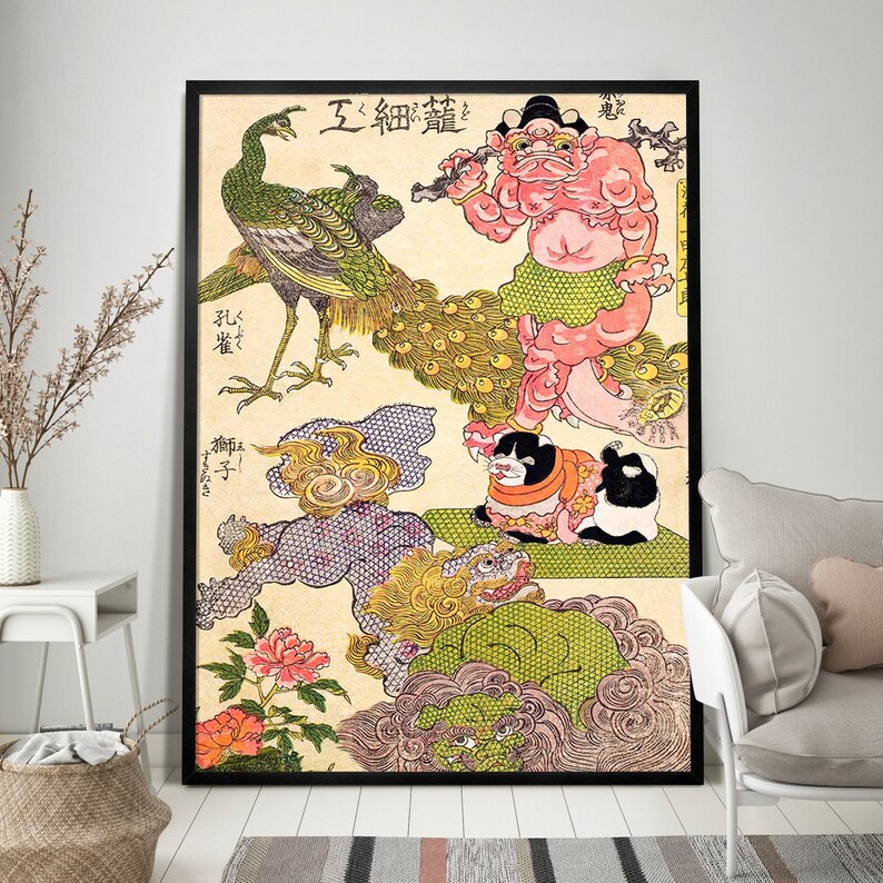 Op de afbeelding: Een vintage Japanse houtsnede die een kleurrijke sc&egrave;ne afbeeldt met een pauw, een roze demon, een zwart-witte hond en twee leeuwachtige wezens. De print is getiteld "工細繪" in Japanse karakters.