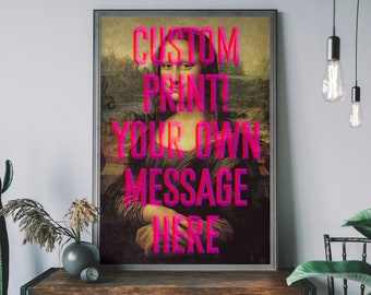 Puede incluir: Una impresión enmarcada de la Mona Lisa con el texto "CUSTOM PRINT! YOUR OWN MESSAGE HERE" superpuesto sobre la imagen en rosa.
