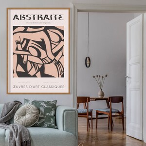 Puede incluir: Un p&oacute;ster enmarcado con el t&iacute;tulo "ABSTRAITE" en texto negro sobre fondo blanco. El p&oacute;ster presenta un dise&ntilde;o abstracto en blanco y negro con fondo rosa. El texto "Oeuvres D'Art Classiques" est&aacute; en la parte inferior del p&oacute;ster.