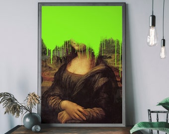 Puede incluir: Una pintura en aerosol verde gotea sobre la icónica pintura de la Mona Lisa, cubriendo su rostro y parte de su cabello. La pintura está enmarcada en un marco gris.