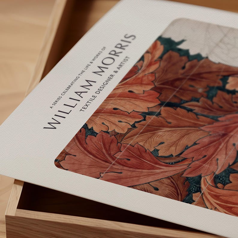 Puede incluir: Una caja blanca con un patr&oacute;n floral rojo y verde en la tapa. La caja est&aacute; titulada "William Morris, Dise&ntilde;ador textil y artista, Una serie que celebra la vida y la obra de".