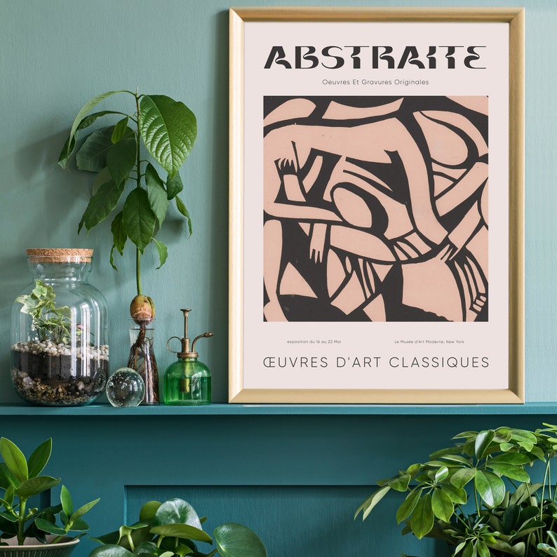 Puede incluir: Un p&oacute;ster enmarcado en dorado con el t&iacute;tulo "ABSTRAITE" y el texto "Oeuvres Et Gravures Originales" en negro. El p&oacute;ster presenta una ilustraci&oacute;n abstracta en blanco y negro de figuras sobre un fondo rosa. El texto "&OElig;UVRES D'ART CLASSIQUES" est&aacute; en la parte inferior del p&oacute;ster.