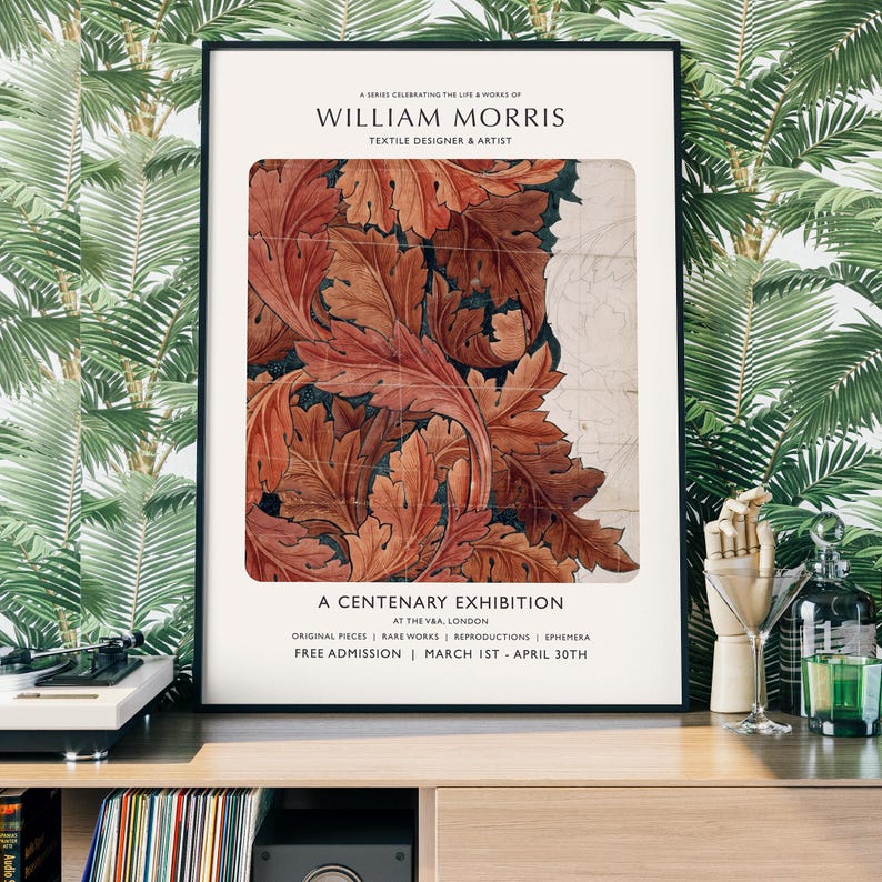 Puede incluir: Un p&oacute;ster que anuncia una exposici&oacute;n centenaria de la obra de William Morris, dise&ntilde;ador textil y artista. El p&oacute;ster presenta un primer plano de un dise&ntilde;o floral en tonos rojos y marrones. El texto del p&oacute;ster dice "A Centenary Exhibition at the V&A, London. Original pieces | Rare works | Reproductions | Ephemera. Free Admission | March 1st - April 30th."