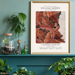 Puede incluir: Un p&oacute;ster que anuncia una exposici&oacute;n centenaria de la obra de William Morris en el V&A, Londres. El p&oacute;ster presenta un primer plano de un patr&oacute;n floral rojo y naranja. El texto dice "A Centenary Exhibition at the V&A, London. Original Pieces | Rare Works | Reproductions | Ephemera. Free Admission March 1st - April 30th."