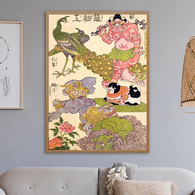 Op de afbeelding: Een vintage Japanse houtsnede met een kleurrijke sc&egrave;ne met een pauw, een roze demon, een leeuwachtig wezen, een kat en een schildpad. De print is getiteld "五輪寶" in Japanse karakters.