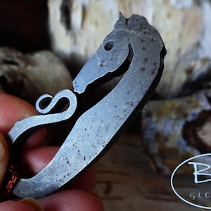 Mini &#39;Flint & Steel&#39; Fire Steel Pendant Striker &#39;Viking Horse&#39; for Traditional Fire Lighting Bushcraft