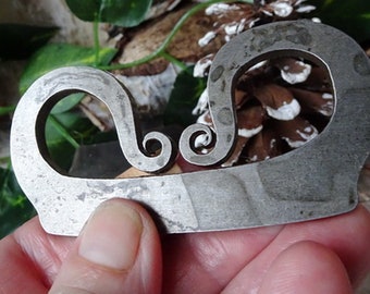 Flint & Steel Classic Viking Styled &#39;C&#39; Striker for Traditional Fire Lighting with Hand Knapped English Flint Piece Bushcraft Gift