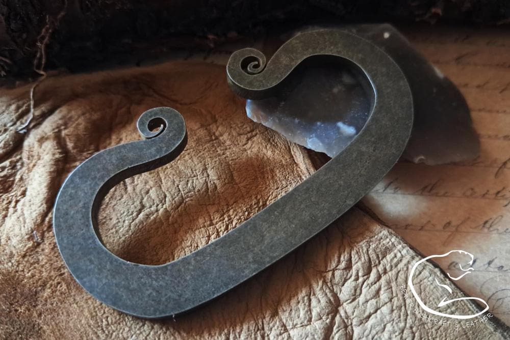 Flint & Steel Striker - Classic C - with English Flint Shard for Traditional Fire Lighting Bushcraft, Survival, Re-enactments, Gifts