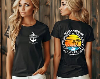 Op de afbeelding: Zwart T-shirt met een witte anker en de tekst "CARIBBEAN 2025" op de voorkant. De achterkant van het shirt heeft een zonsondergangafbeelding met een cruiseschip en de tekst "ROYAL CARIBBEAN I LOVE IT WHEN WE ARE CRUISIN' TOGETHER CARIBBEAN 2025 ARUBA BONAIRE CURACAO".