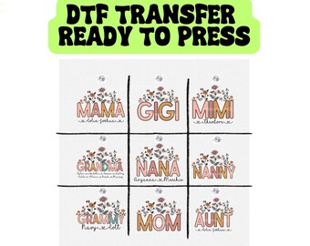 Peut inclure: Neuf transferts thermocollants différents avec des motifs floraux et du texte. Les motifs comprennent les mots "Mama", "Gigi", "Mimi", "Grandma", "Nana", "Nanny", "Grammy", "Mom", et "Aunt".