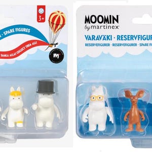 以下が含まれることがあります： ムーミンのスペアフィギュアの2つのパッケージ。1つのパッケージには4つの白いフィギュア、もう1つには4つの異なるフィギュアが入っています。パッケージにはムーミンのロゴと「VARAVÄKI - RESERVFIGURER - SPARE FIGURES」と書かれています。
