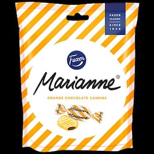 Könnte beinhalten: Eine Tüte Fazer Marianne Orangen-Schokoladenbonbons mit weiß-orangem Diagonalgestreiftem Muster. Die Verpackung zeigt das Fazer-Logo, den Schriftzug Marianne und Orange Chocolate Candies sowie eine Abbildung eines eingewickelten Bonbons.