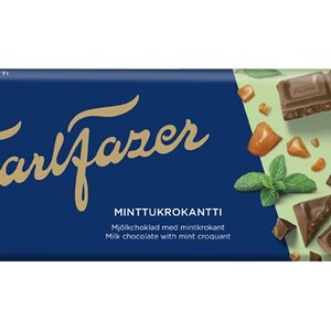 Op de afbeelding: Een blauwe en gouden chocoladeverpakking met de tekst "Karl Fazer" en "Minttukrokanti" in gouden letters. De verpakking toont een close-up van melkchocolade stukjes met munt en karamel.