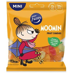 Könnte beinhalten: Eine gelbe Tüte Fazer Moomin Fruchtbonbons mit einer Comic-Illustration des Moomin-Charakters Kleiner My, der einen blauen Drachen hält. Die Tüte trägt den Text "Fazer Moomin Fruit Candies" und "Natural Flavours Gelatin Free".