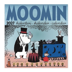 Könnte beinhalten: Ein Moomin-Kalender für 2027 mit einer farbenfrohen Illustration von Moominpappa, der eine Zaubershow mit einem Zylinder, einem Kaninchen und einer kleinen schwarzen Kreatur auf einer Bühne zeigt. Die Szene enthält einen blauen Tisch mit Sternen.