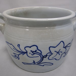 Peut inclure: Pot en céramique blanche avec deux anses et un motif floral bleu.