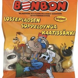 May include: A colorful bag of candy with a cartoon character on the front. The bag is orange and features the text "Bonbon" in red and white. The cartoon character is a brown bear wearing a blue shirt and a red hat. The text "Lossepladsen Soppeldynga Kaatissakki" is also on the bag.